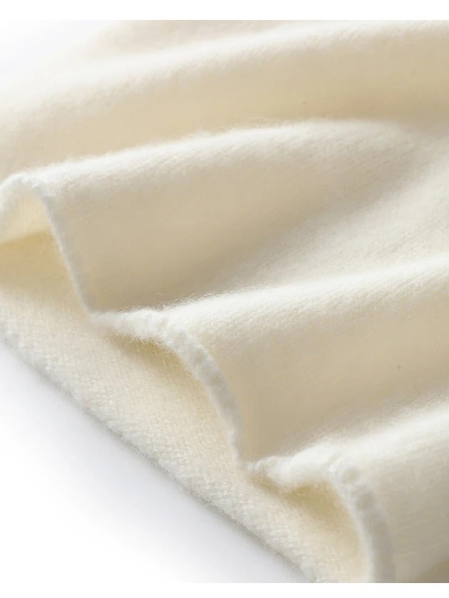 Detail of the cashmere beanie cloth and its chained raw edge in Linen
