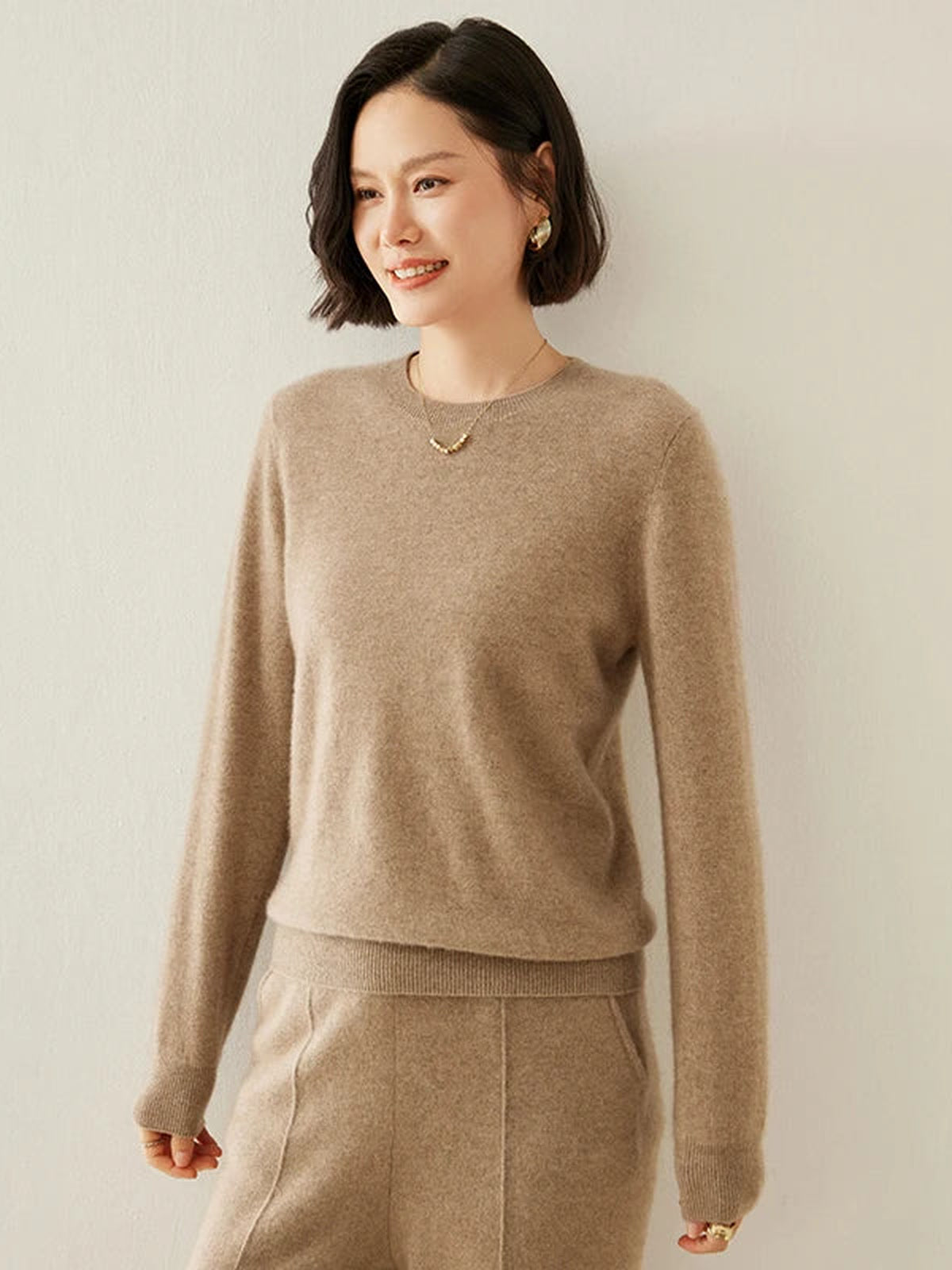 Woman wearing the camel pure cashmere crew-neck jumper