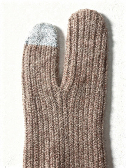 Close up of the fine rib knit of the cashmere gloves and of the grey touchscreen tip knitted into the finger