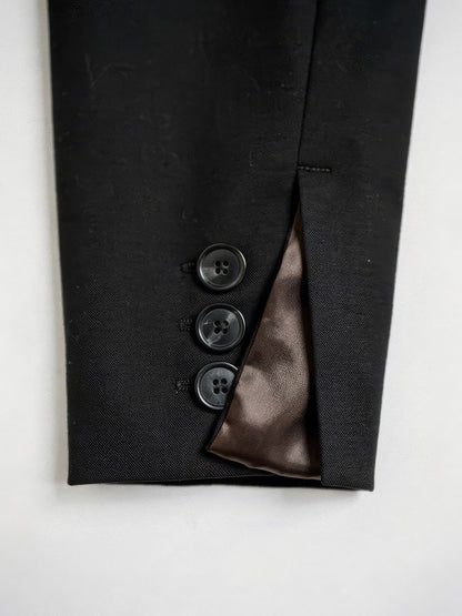 Cuff of the black cropped blazer with three buttons and satin lining
