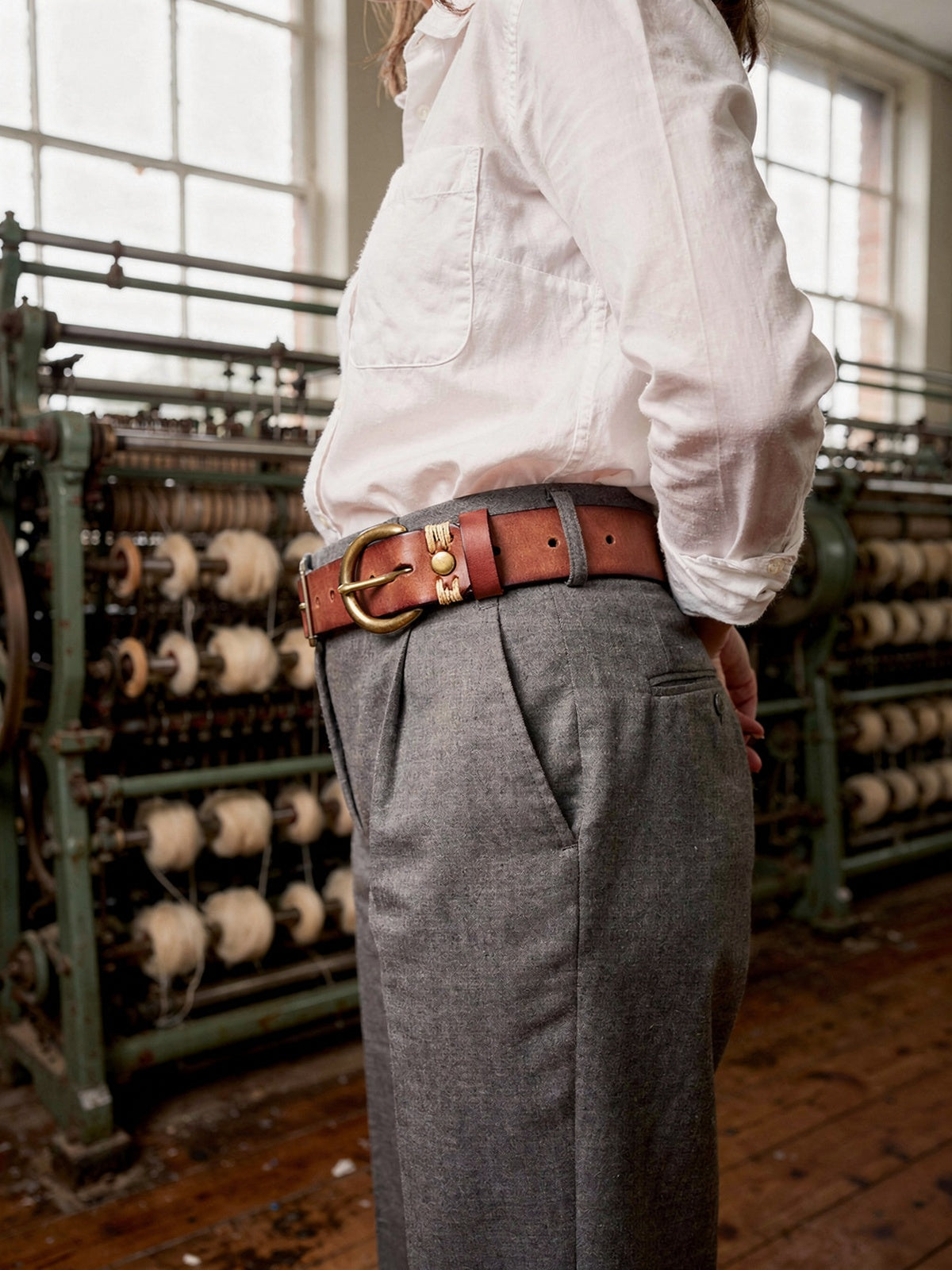 Whisky tan cow leather jeans belt worn at the waist, seen from the side