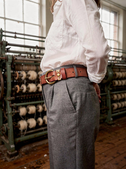 Whisky tan cow leather jeans belt worn at the waist, seen from the side