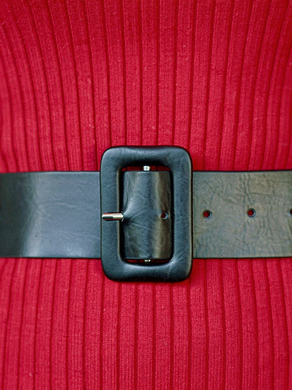 Close-up of the fine rib knit and the wide belt of the knitted midi dress