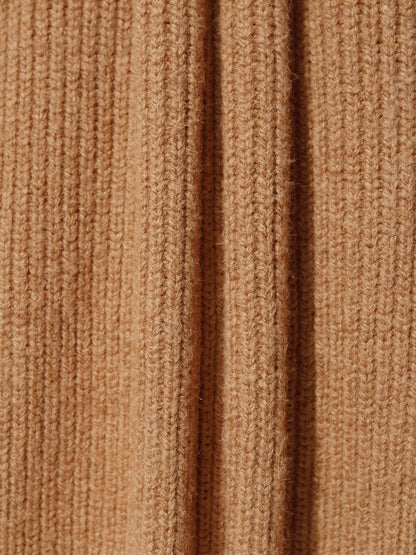 Close up of the wide rib knit of the knitted poncho in Bran