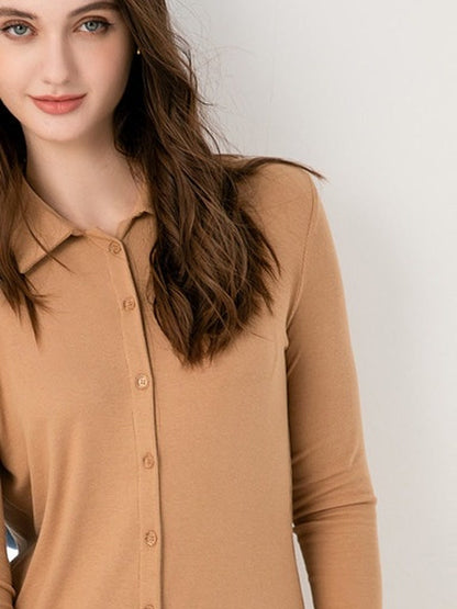 Pointed knitted collar and button through front of the shirt dress worn