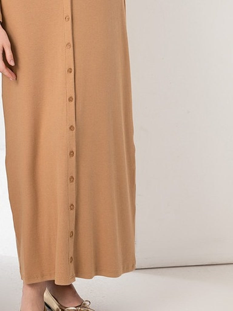 Skirt column and straight hem of the knitted shirt dress worn