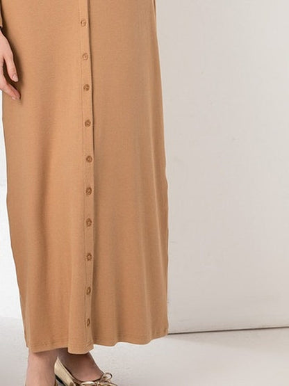 Skirt column and straight hem of the knitted shirt dress worn