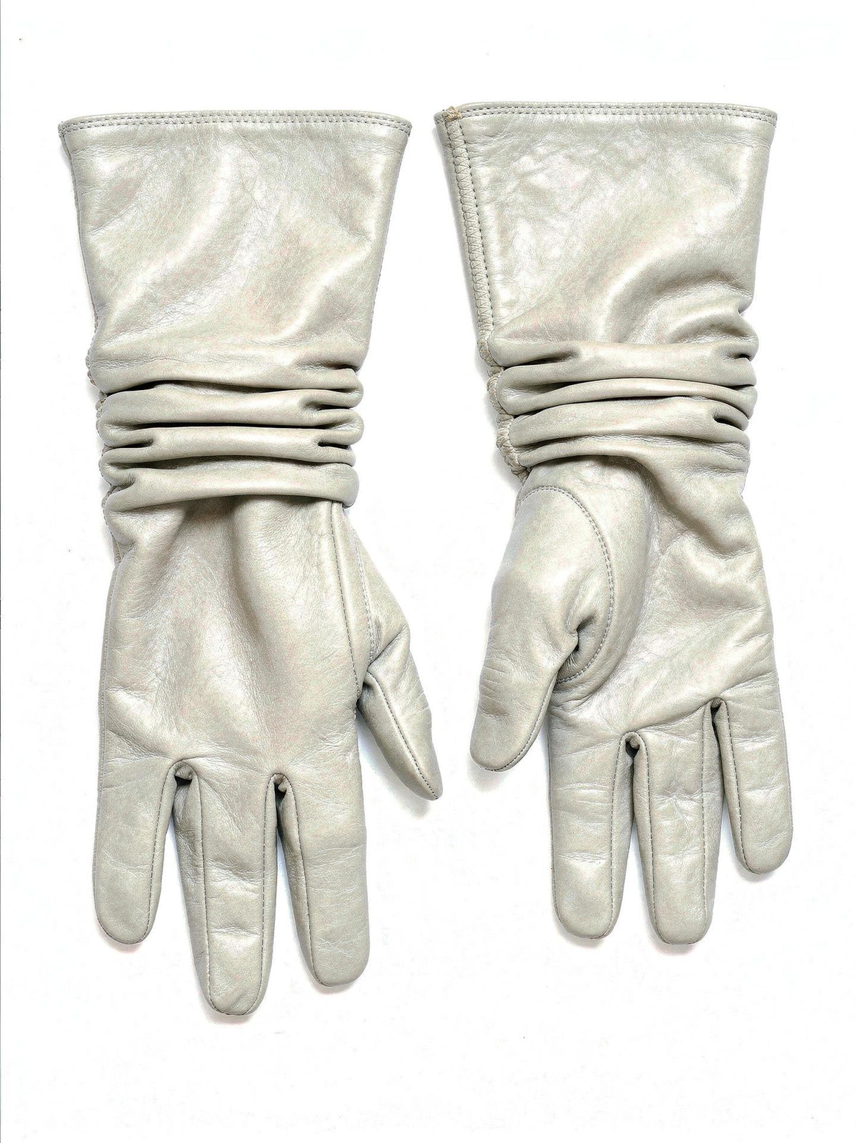 Pair of leather gloves in Dunlin stone sheepskin, laid flat