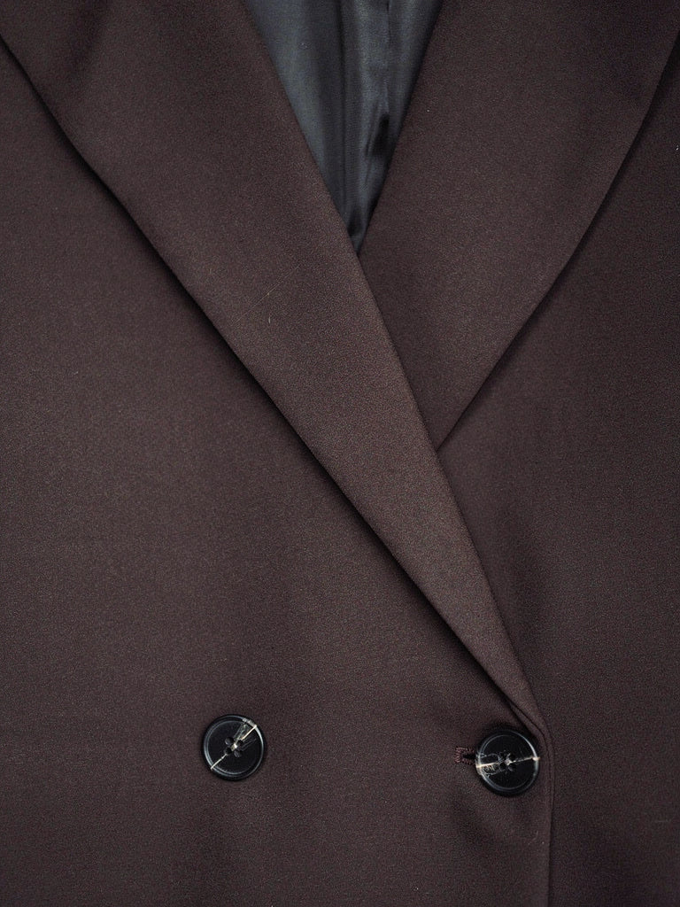 Close-up of the notch lapel and the two buttons of the longline blazer