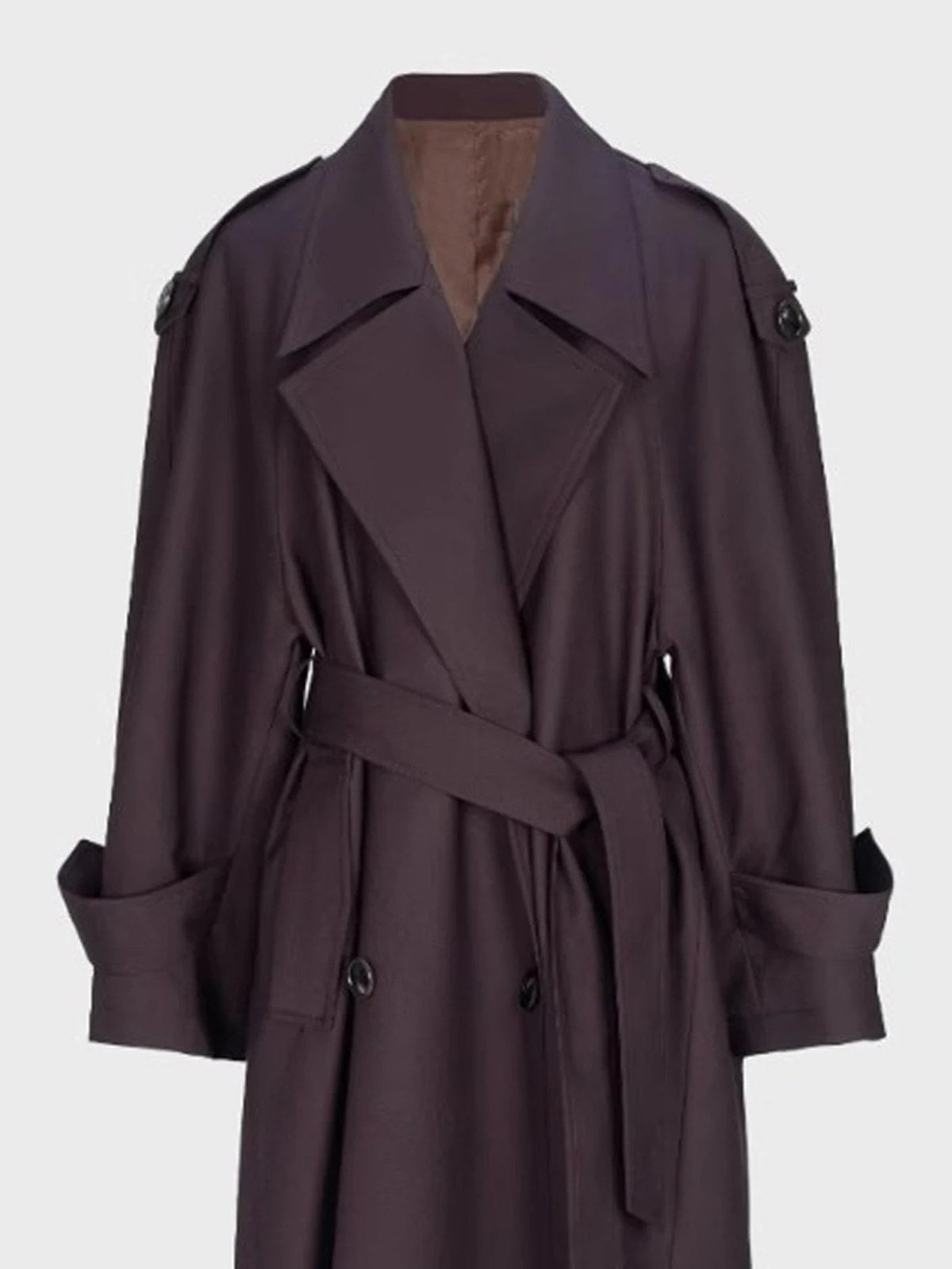 Collar, epaulettes and belt of the longline trench coat in Damson