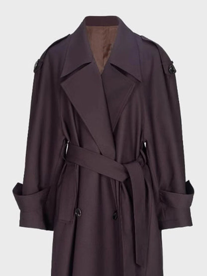 Collar, epaulettes and belt of the longline trench coat in Damson