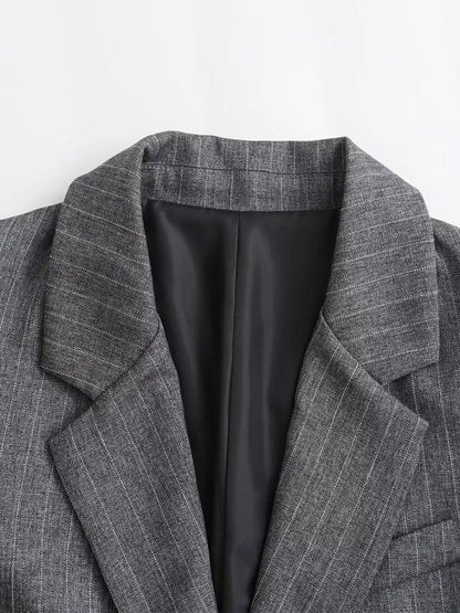 Notch lapel and dark lining of the grey pinstripe blazer