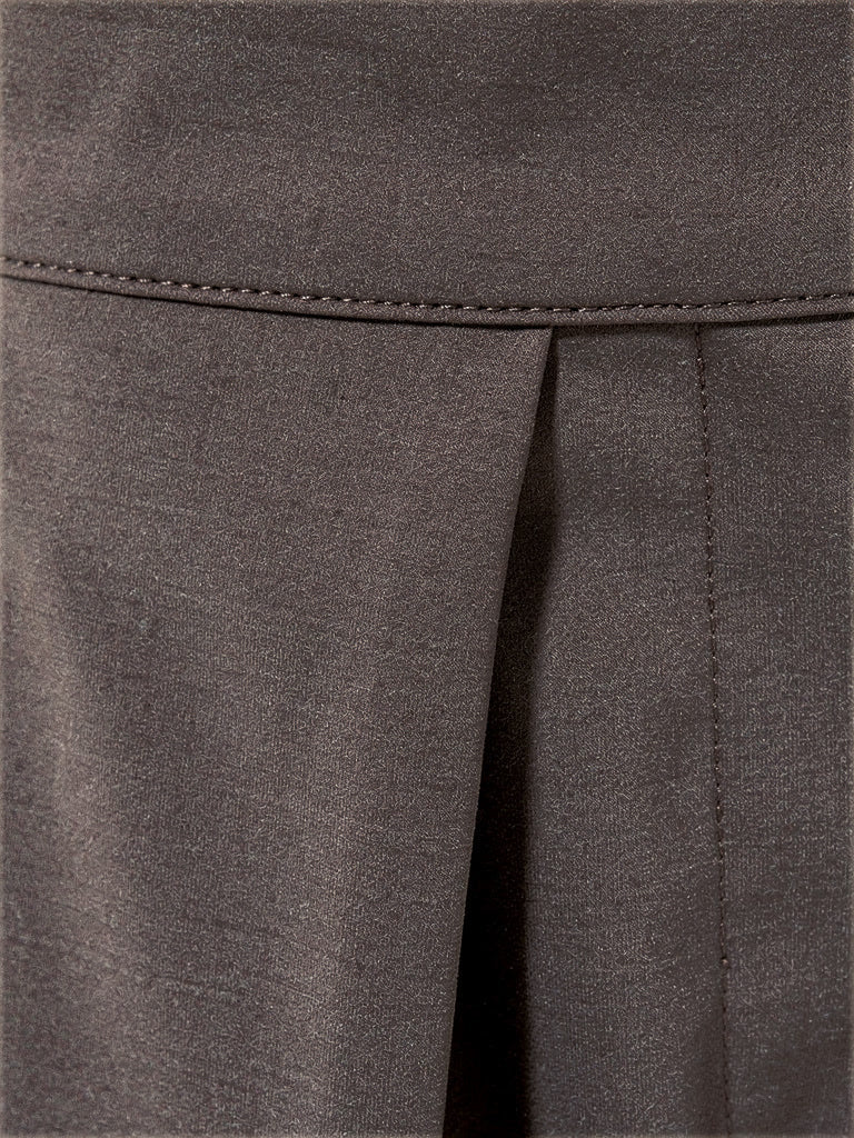Deep box pleat and flat waistband on pleated wide-leg trousers