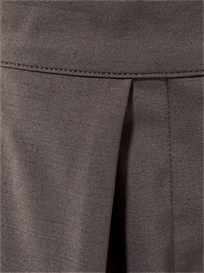 Deep box pleat and flat waistband on pleated wide-leg trousers