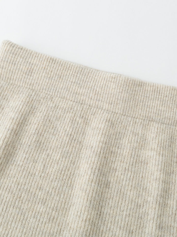 Close view of the plain flat ribbed waistband of the pull-on midi skirt, with no drawstring, no button and no zip