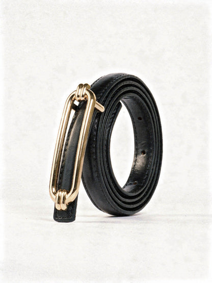 Skinny belt in black cow leather, coiled, with its polished gold oblong buckle