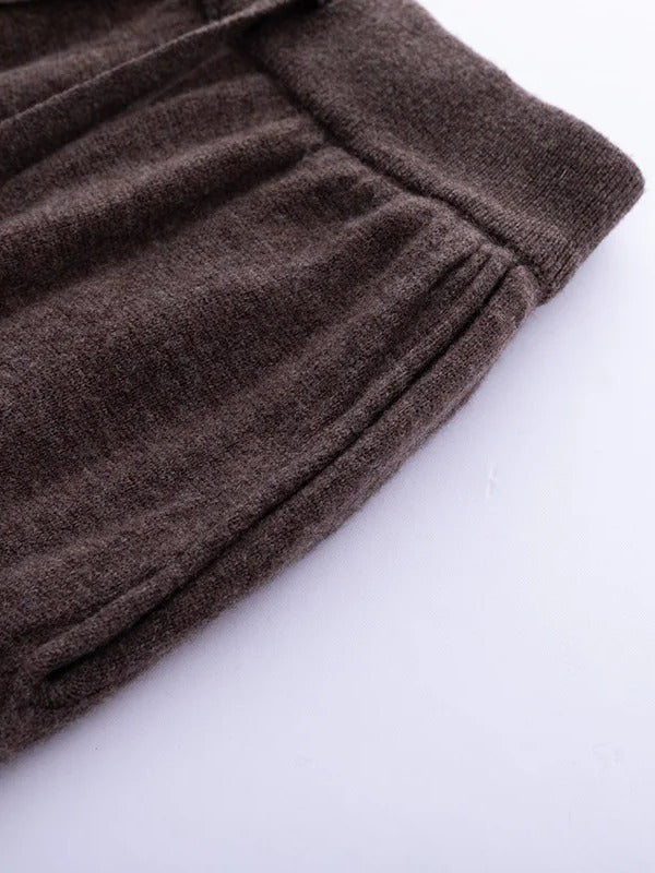 Ribbed drawstring waistband and side pocket of the Kingham merino wool trousers