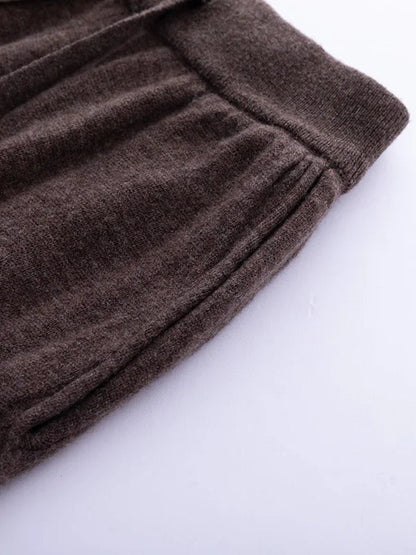 Ribbed drawstring waistband and side pocket of the Kingham merino wool trousers