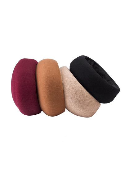 The wool beret in Gingerbread, Shell, Loganberry and Black, seen from the side