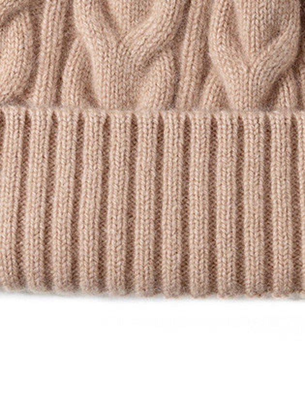 The one by one ribbed band of the wool hat, folded back into an 8 cm turn up