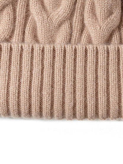 The one by one ribbed band of the wool hat, folded back into an 8 cm turn up